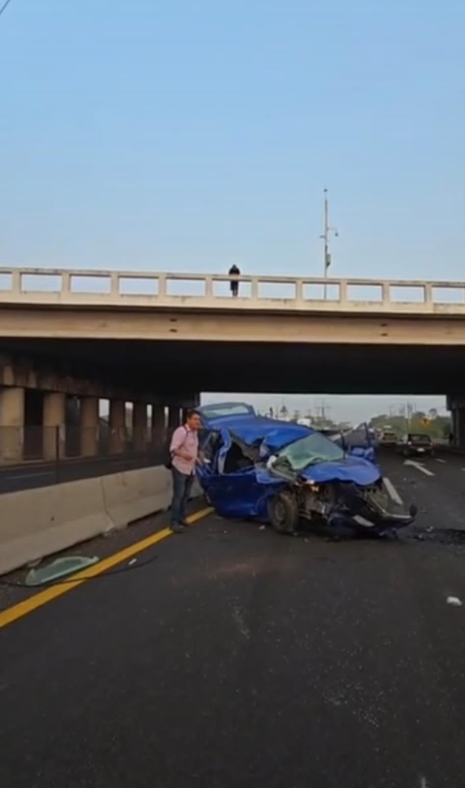 Automóvil choca en carretera Veracruz-Cardel y termina destrozado; conductor sale ileso