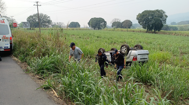 Se registra accidente en la carretera Córdoba-La Tinaja; camioneta queda volcada