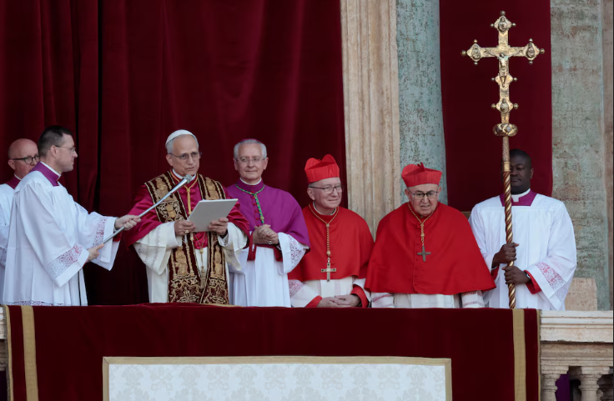 ¿Te fijaste?: esto significa el atuendo que usó el nuevo Papa, León XIV en su nombramiento 