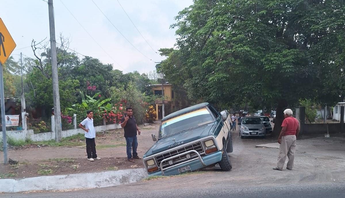 Camioneta cae a una cuneta en Paso de Ovejas