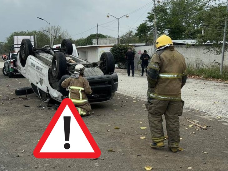 Camioneta queda volcada en Vega de Alatorre