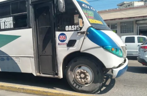 Exhiben camión urbano de Veracruz con agujero; usuarios podían ver la llanta | VIDEO