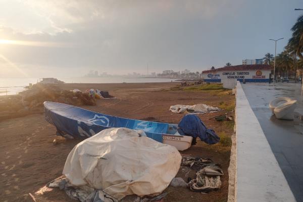 Pescadores de Veracruz amarran sus lanchas ante el ingreso del Frente Frío 42