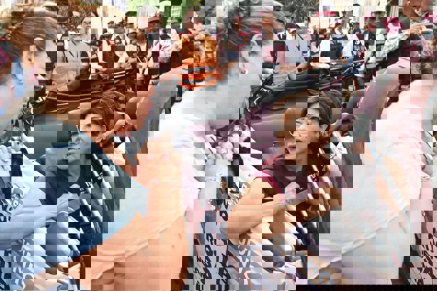 Rosa María sufre lesión en el tobillo; recorre colonias de Veracruz en el "Vocho Móvil"