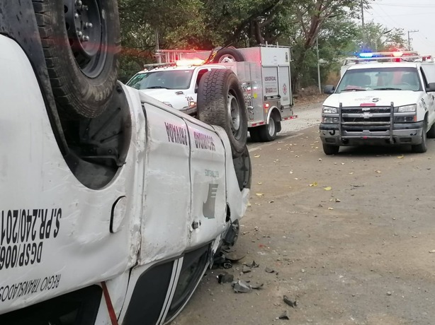 Camioneta queda volcada en Vega de Alatorre