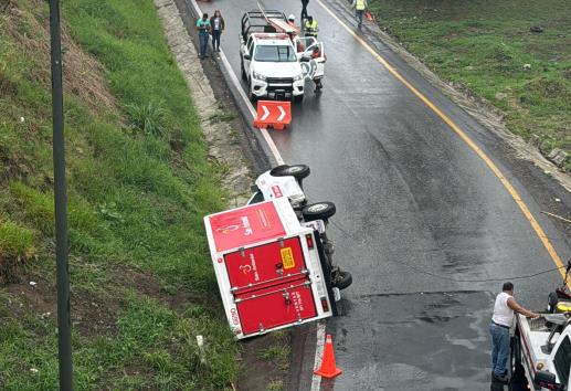 Ixtaczoquitlán: Vuelca camioneta en lateral del trébol de Escamela