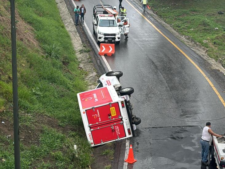 Ixtaczoquitlán: Vuelca camioneta en lateral del trébol de Escamela