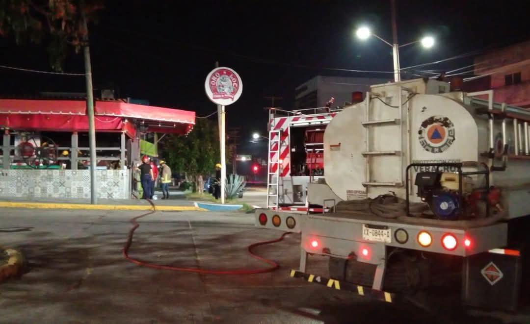 Corto circuito provoca incendio en taquería Toro Loco en Coatzacoalcos