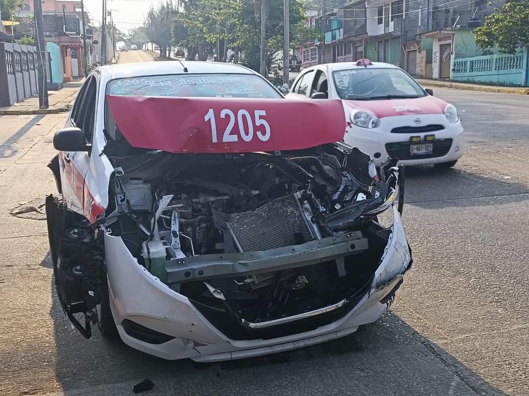 Taxi termina destrozado tras participar en aparatosa carambola en centro de Villa Allende