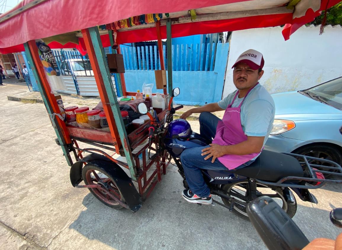 Víctor refresca con sus raspados el calor de las campañas en Agua Dulce