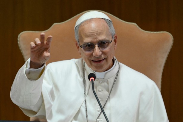Papa León XIV visita tumba de Francisco y promete seguir su legado con enfoque social