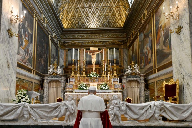 Papa León XIV visita tumba de Francisco y promete seguir su legado con enfoque social
