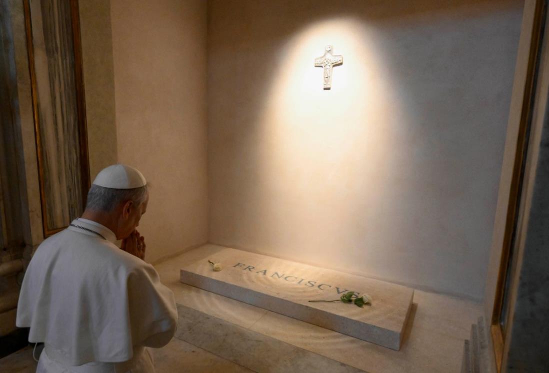 Papa León XIV visita tumba de Francisco y promete seguir su legado con enfoque social