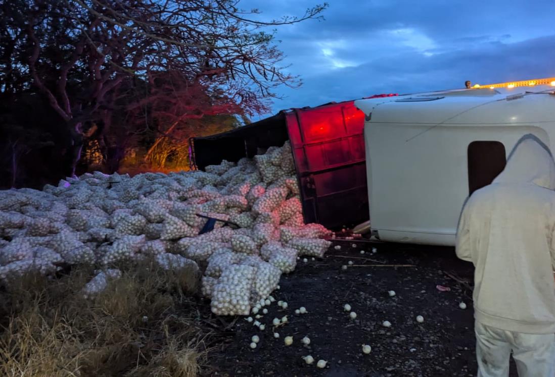 Camión cargado con cebollas vuelca en el tramo carretero Nautla-Cardel