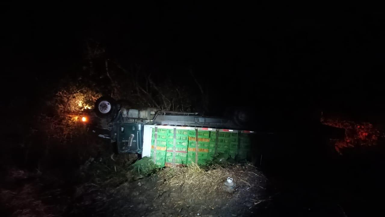 Camión cargado con pollos vuelca en carretera a la altura de Actopan