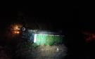 Camión cargado con pollos vuelca en carretera a la altura de Actopan