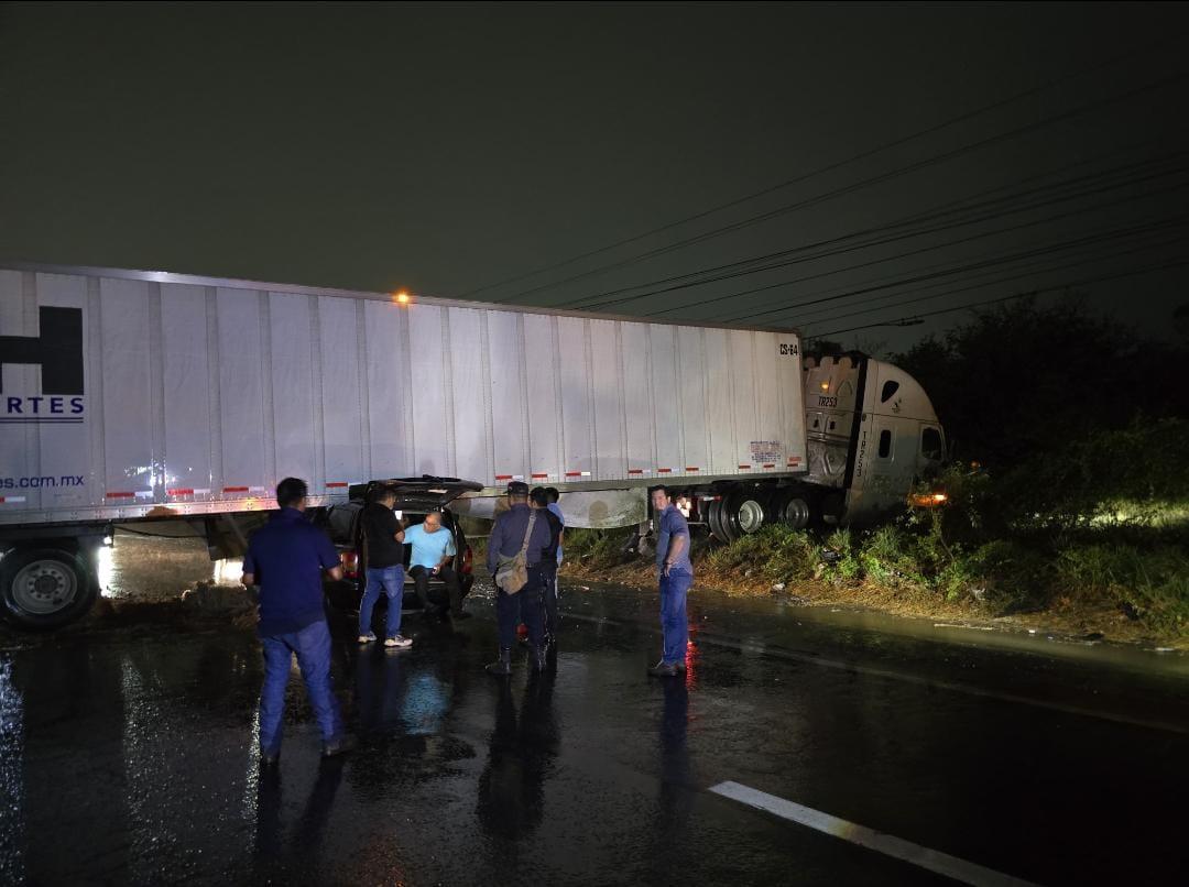 Camioneta choca contra tráiler que perdió el control en la carretera Veracruz-Xalapa