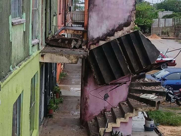 Se desprenden escaleras de un edificio en la colonia Puerto Esmeralda | VIDEO