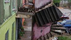 Se desprenden escaleras de un edificio en la colonia Puerto Esmeralda | VIDEO