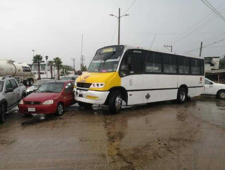 Urbano impactan a automóvil en Coatzacoalcos | VIDEO