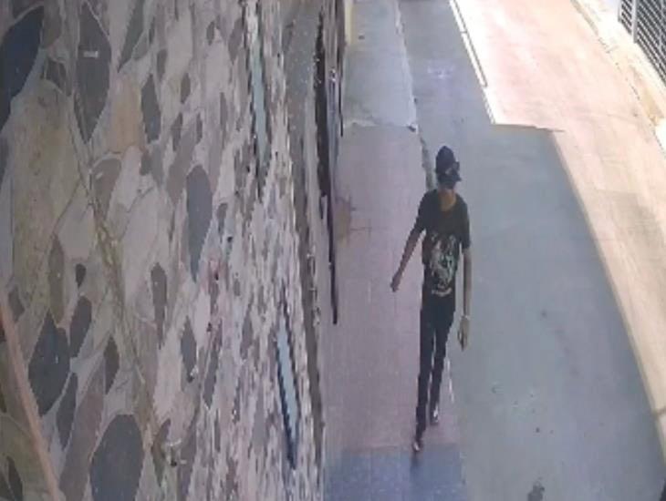 Captan en VIDEO a ladrón llevándose una motocicleta en Minatitlán | VIDEO