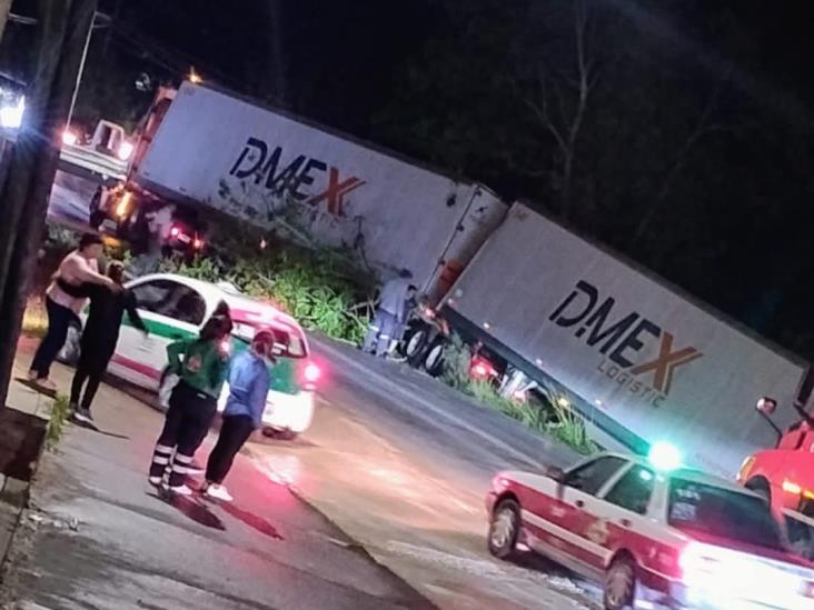 Percance de tráiler paralizó la carretera Las Trancas a Coatepec