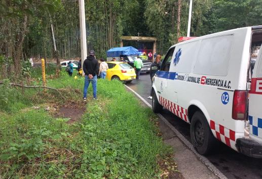 Auto sin frenos embiste moto y choca contra poste en la carretera Banderilla-Jilotepec
