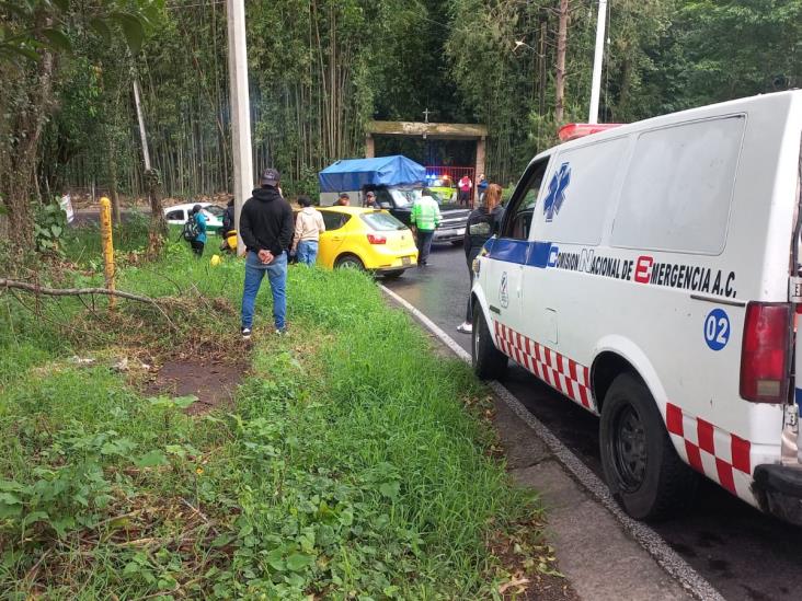 Auto sin frenos embiste moto y choca contra poste en la carretera Banderilla-Jilotepec