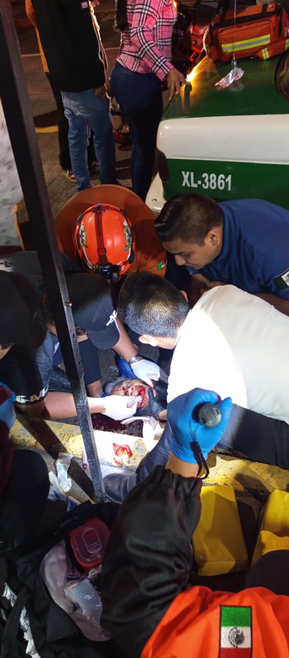 Un peatón fue arrollado  y arrastrado por un taxi en avenida de Xalapa