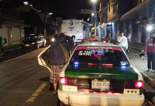 Un peatón fue arrollado  y arrastrado por un taxi en avenida de Xalapa