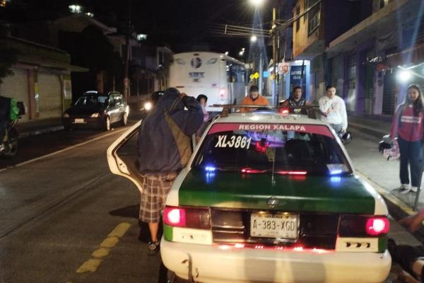 Un peatón fue arrollado  y arrastrado por un taxi en avenida de Xalapa
