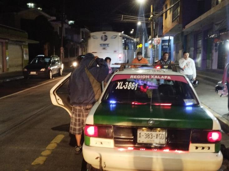 Un peatón fue arrollado  y arrastrado por un taxi en avenida de Xalapa