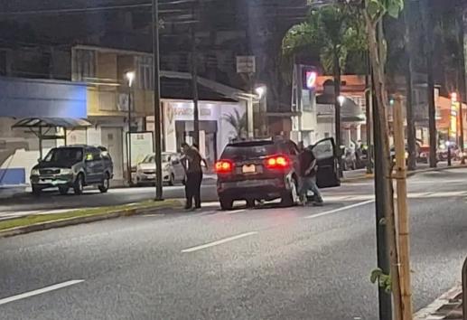 Choca conductor contra nueva glorieta en Orizaba y abandona vehículo