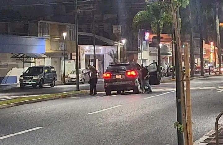 Choca conductor contra nueva glorieta en Orizaba y abandona vehículo