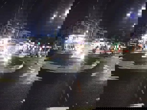 Choca conductor contra nueva glorieta en Orizaba y abandona vehículo