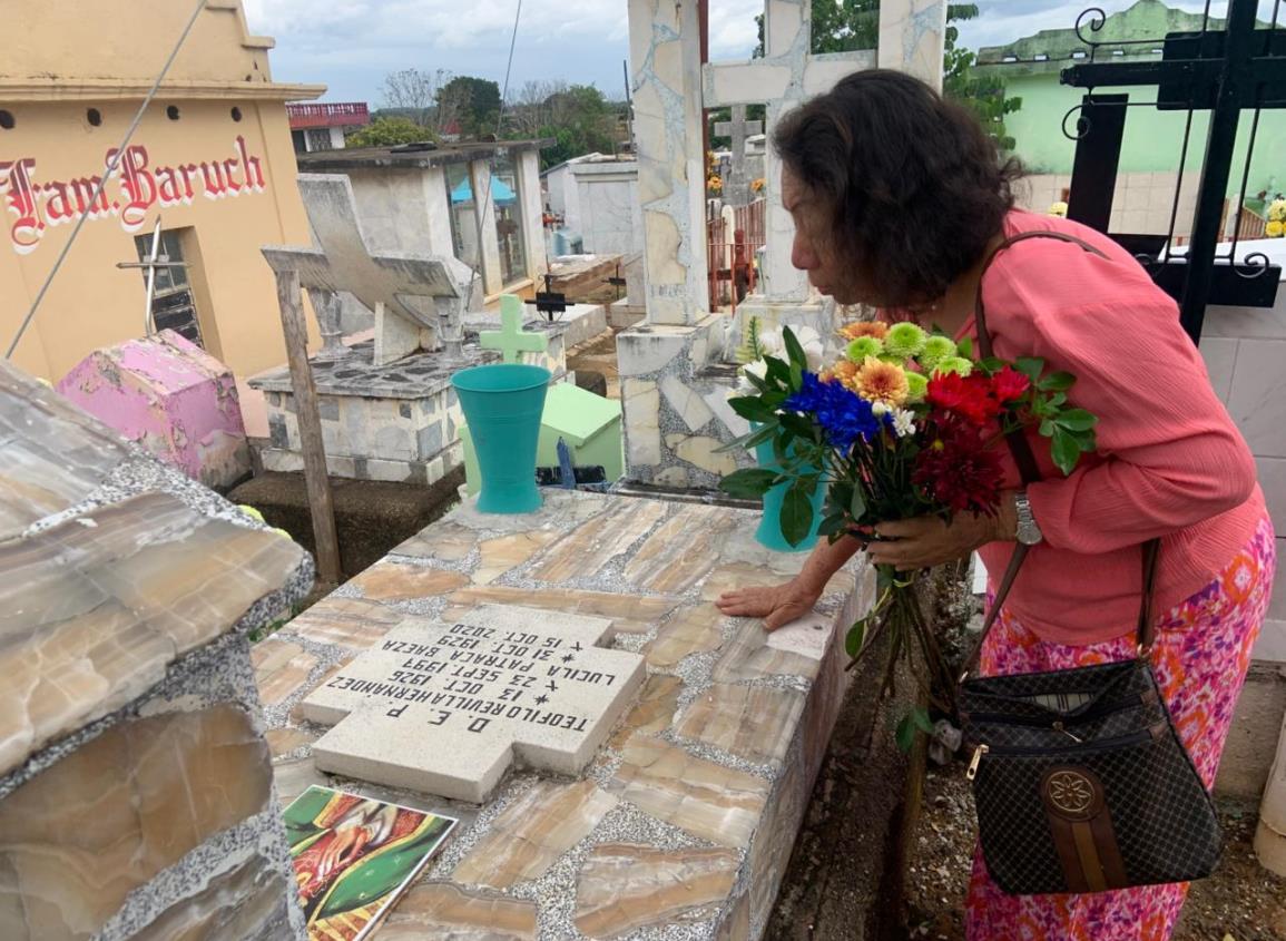 Lluvias no impidieron que ciudadanos en Acayucan dejaran flores a las madres en el cementerio municipal | VIDEO