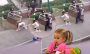 Hombre pasea a una mujer con correa en Paseo de los Lagos en Xalapa (+VIDEO)