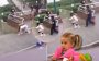 Hombre pasea a una mujer con correa en Paseo de los Lagos en Xalapa (+VIDEO)