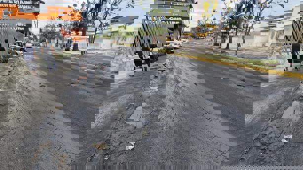 Una mancha que cubre la avenida Floresta Oriente de Veracruz provoca accidentes