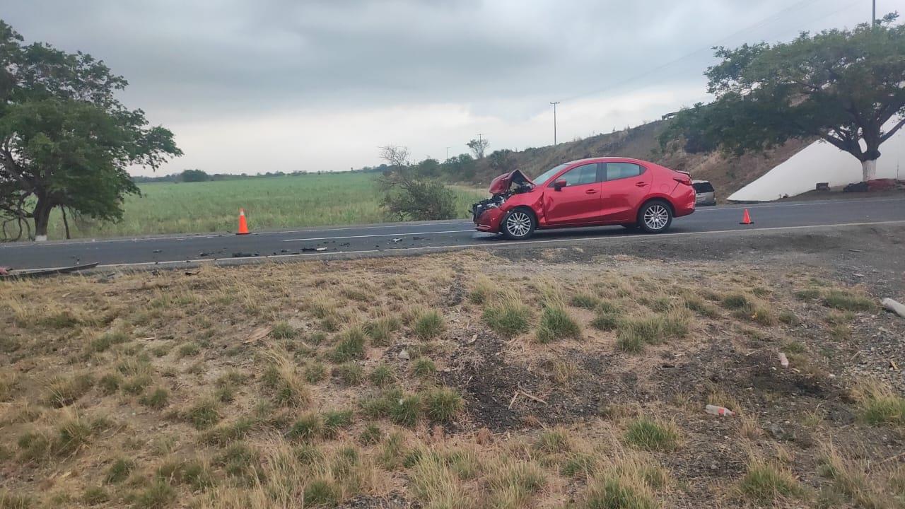Aparatoso accidente entre tres vehículos en la autopista Cosamaloapan - Ciudad Isla