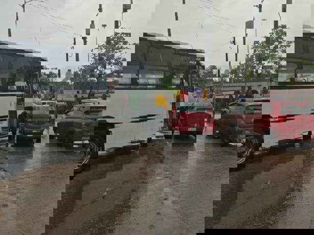 Urbano impactan a automóvil en Coatzacoalcos | VIDEO
