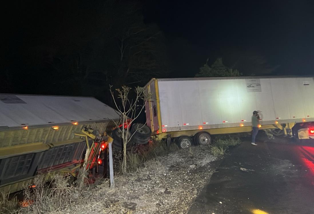 Dos cajas de un tráiler terminan volcadas en carretera federal a la altura de Actopan