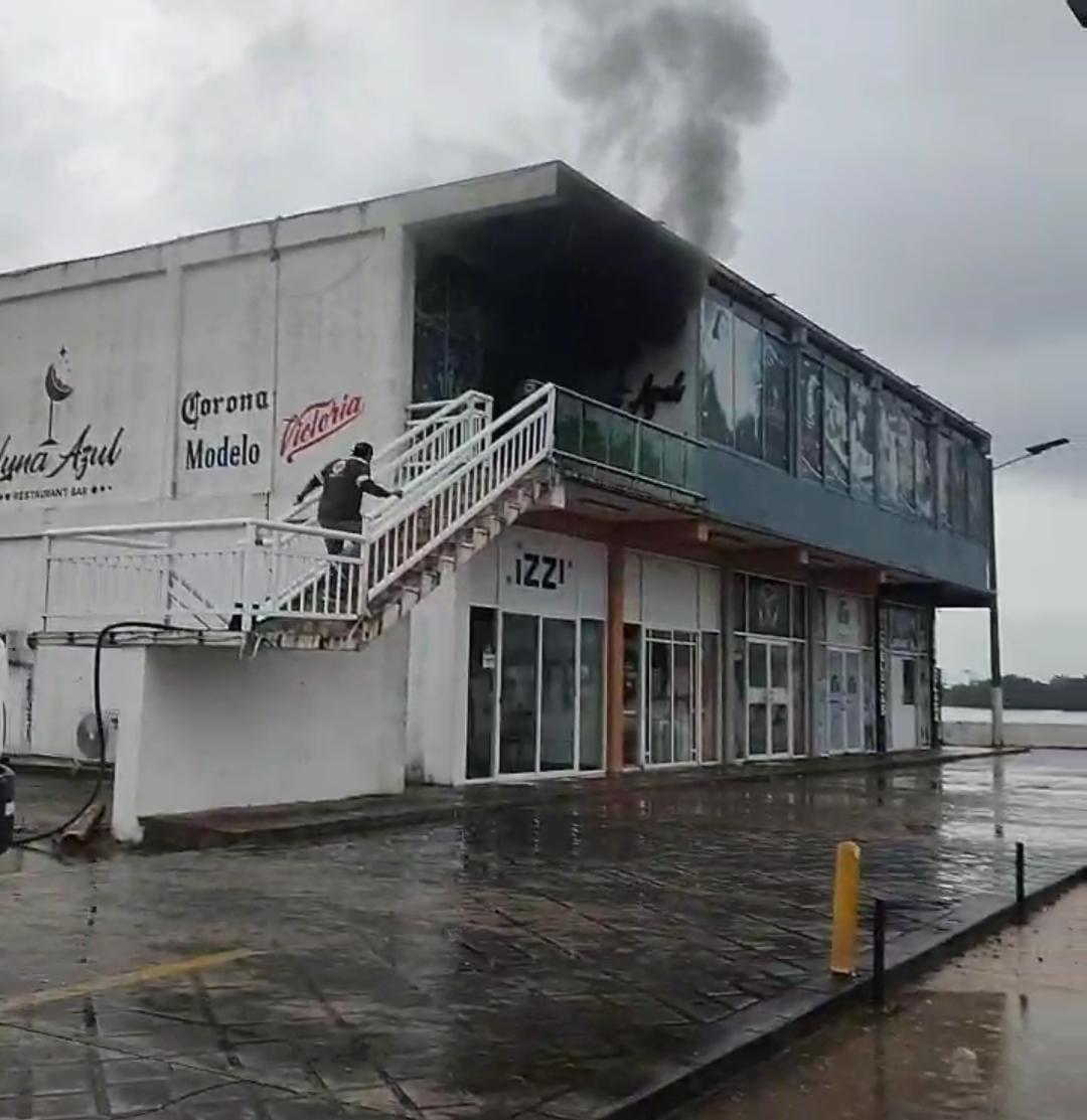 Se incendia bar en la plaza de la juventud en Nanchital