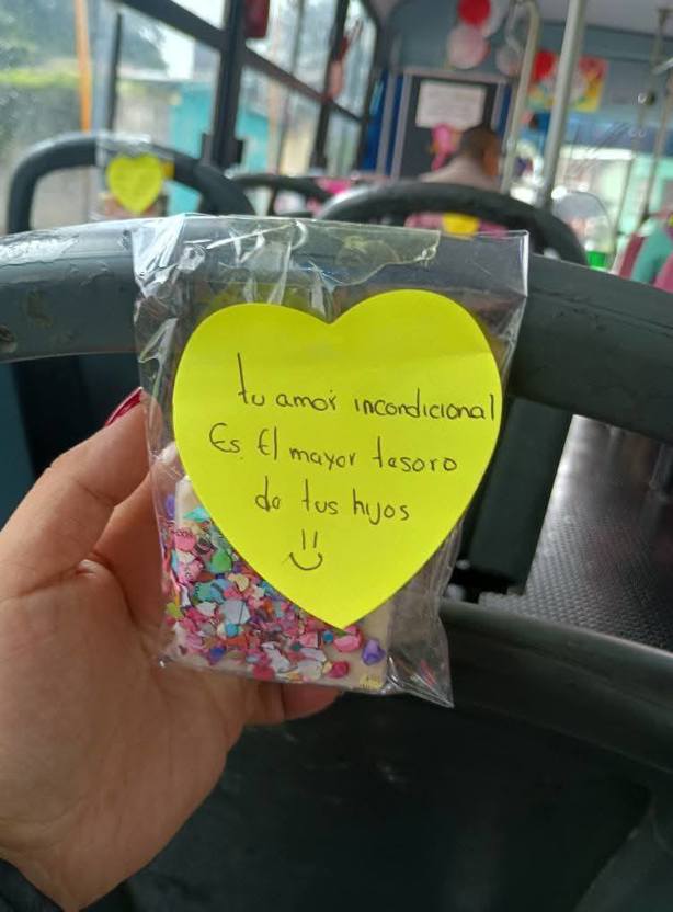 ¡Solo en Xalapa! conductor de autobús reparte obsequios; por el 10 de mayo