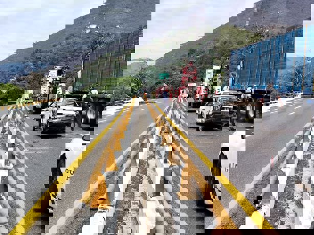 Auto y tráiler se dan encontronazo en la autopista Orizaba-Puebla