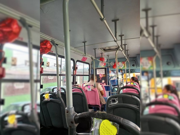 ¡Solo en Xalapa! conductor de autobús reparte obsequios; por el 10 de mayo