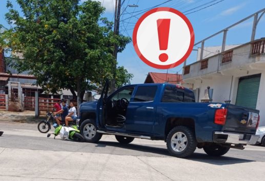 Chocan motoneta y camioneta en el bulevar Ávila Camacho de Misantla