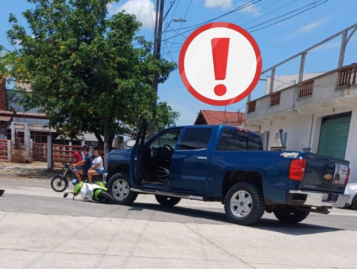 Chocan motoneta y camioneta en el bulevar Ávila Camacho de Misantla
