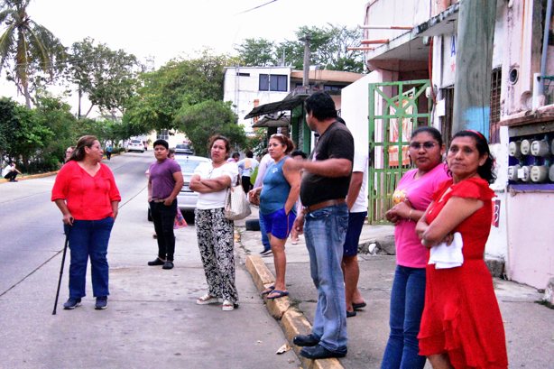 Vecinos retienen camioneta de CFE en Coatzacoalcos tras cumplir 48 horas sin energía eléctrica | VIDEO