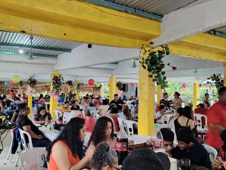 Lluvia no frustró festejos de Día de las Madres en Agua Dulce